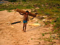 154_5414.JPG(2347219 bytes) -- Canon-Canon PowerShot G3,  2004:12:21 23:41:50,  [2272 x 1704],  fl=N,  f=28.8mm  (35mm equivalent: 146mm),  exptime=0.0020 s  (1/500),  f/4.0