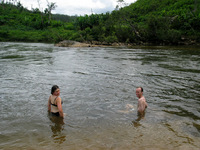 154_5437.JPG(2227069 bytes) -- Canon-Canon PowerShot G3,  2004:12:22 06:01:24,  [2272 x 1704],  fl=N,  f= 7.2mm  (35mm equivalent: 36mm),  exptime=0.0012 s  (1/800),  f/4.0